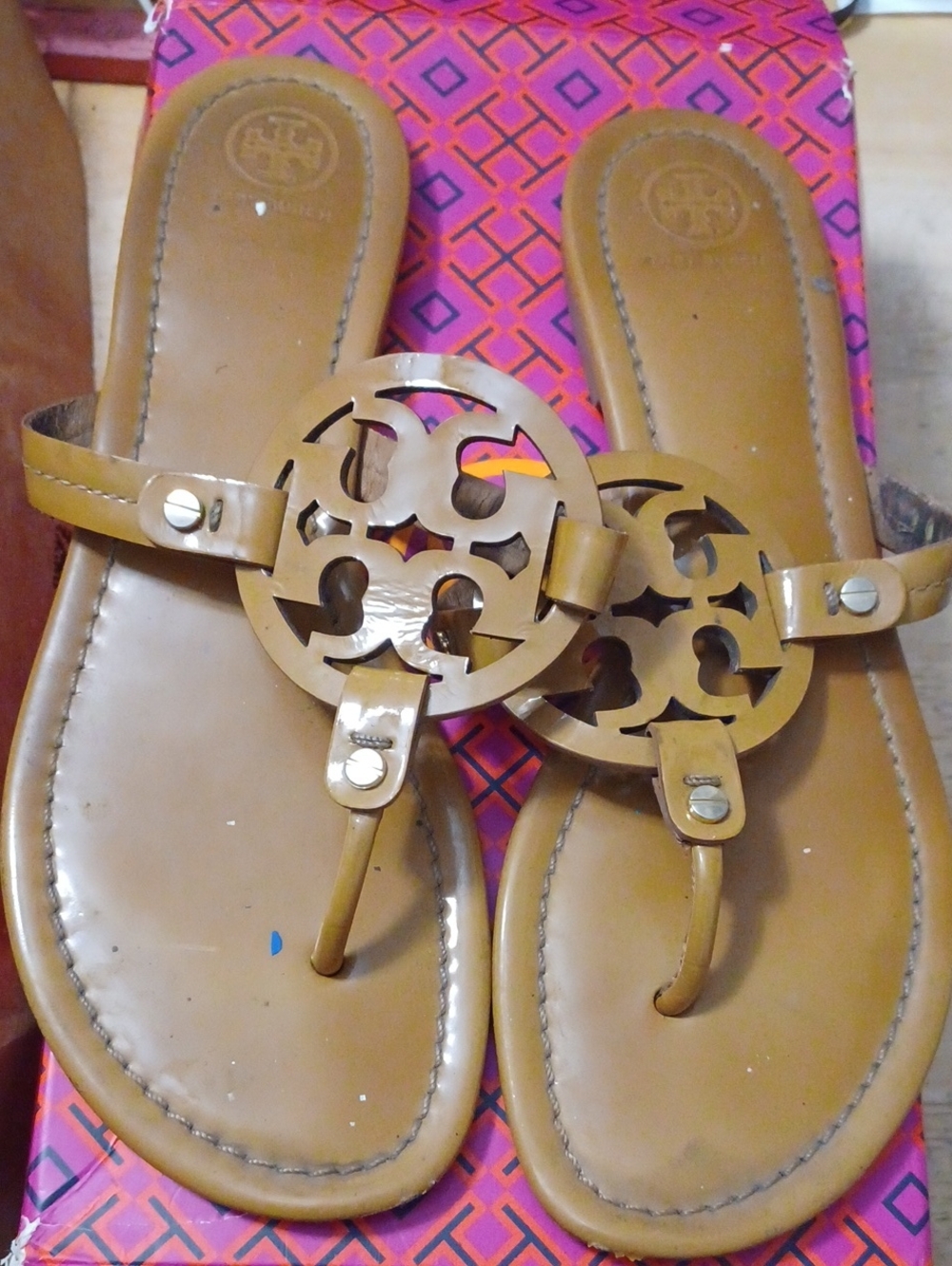 Tory Burch Tan Miller Calf Leather Logo Thong Sandals Size 10 - Picture 2 of 16